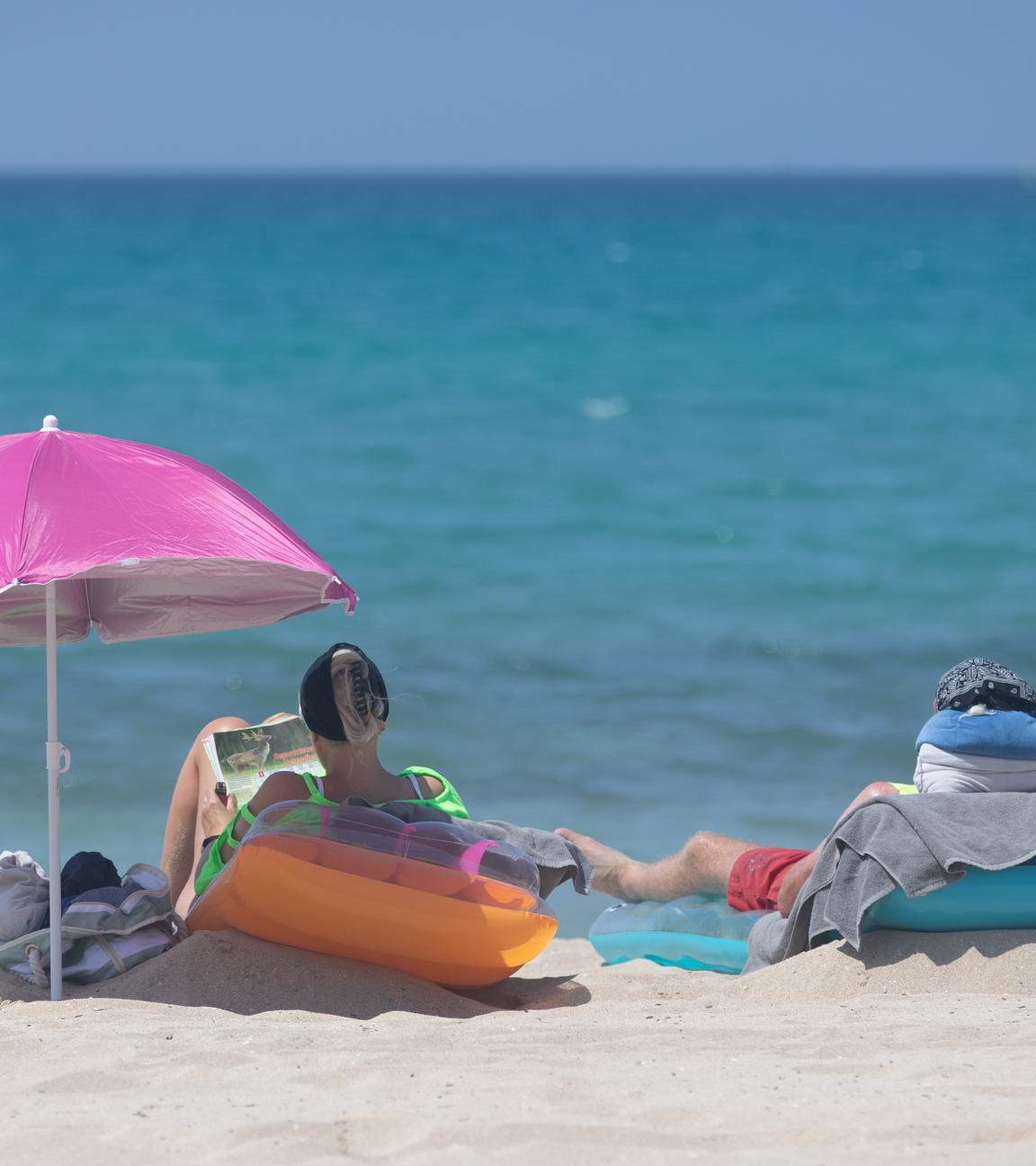 Menschen sonnen sich am Strand von Arenal auf Mallorca