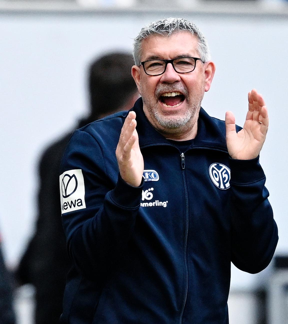 Mainz-Trainer Urs Fischer klatscht in die Hände beim Spiel des FSV bei der TSG Hoffenheim.