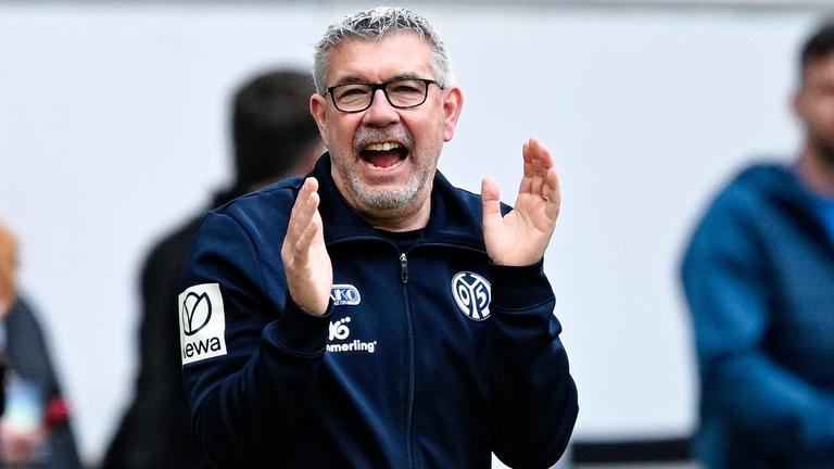 Mainz-Trainer Urs Fischer klatscht in die Hände beim Spiel des FSV bei der TSG Hoffenheim.
