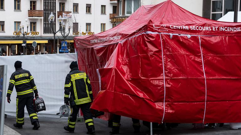 Feuerwehrleute verlassen das Schutzzelt vor der Bar und Lounge «Le Constellation», in der während der Silvesterfeierlichkeiten ein Feuer ausgebrochen ist.