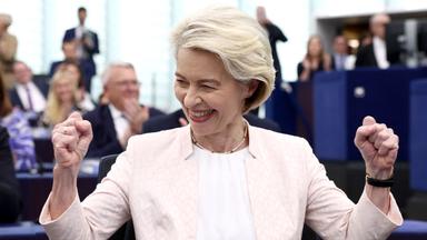 Ursula von der Leyen feiert nach ihrer Wiederwahl für eine zweite Amtszeit im Europäischen Parlament in Straßburg, am 18.07.2024.