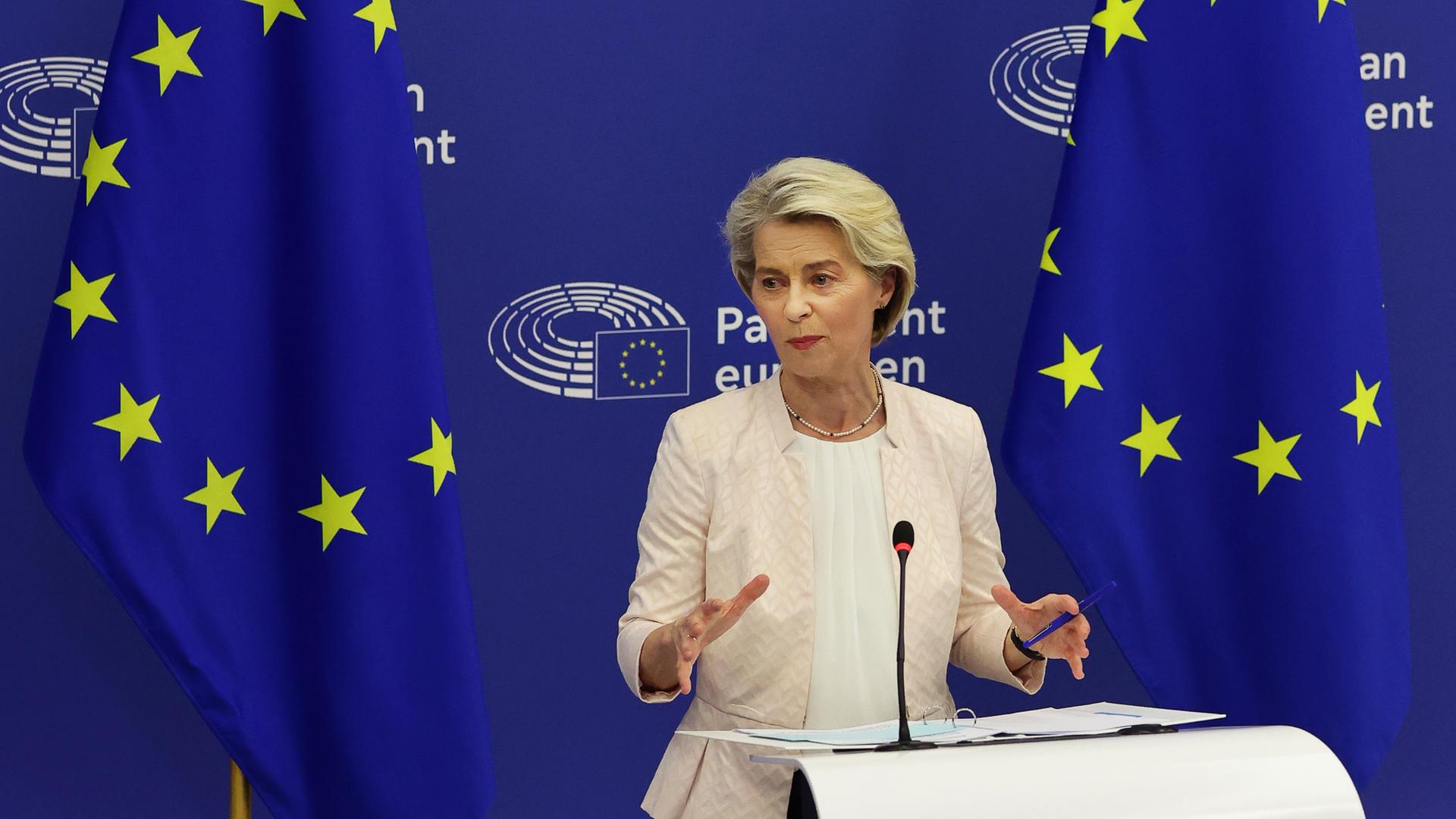 Archiv:  Ursula von der Leyen (CDU), amtierende Präsidentin der Europäischen Kommission, gibt nach ihrer Wahl im Europäischen Parlament ein Pressestatement. 