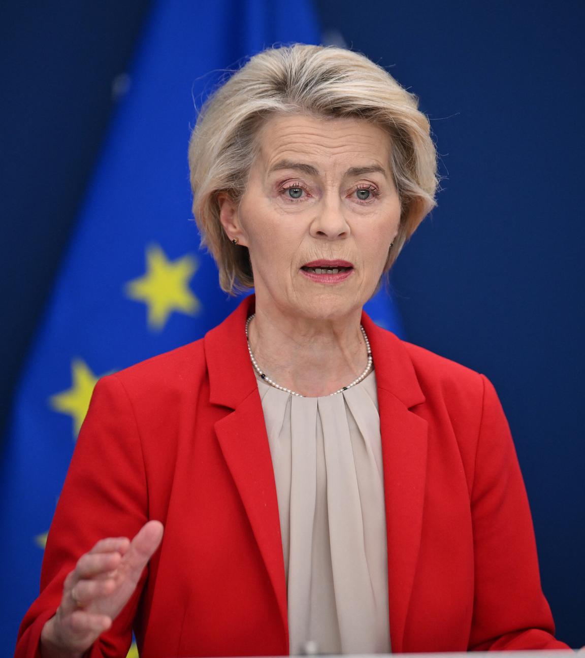 Ursula von der Leyen spricht während einer Pressekonferenz in Brüssel. 