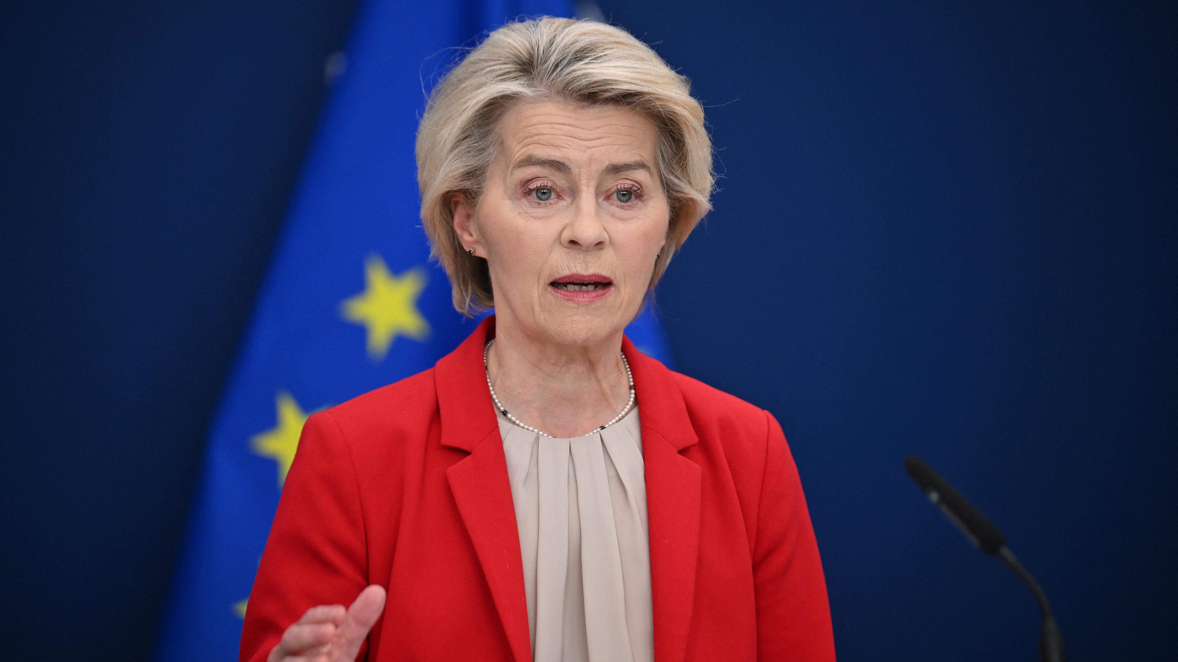 Ursula von der Leyen spricht während einer Pressekonferenz in Brüssel. 