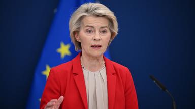 Ursula von der Leyen spricht während einer Pressekonferenz in Brüssel. 