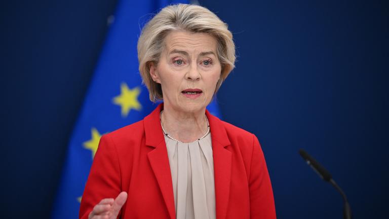 Ursula von der Leyen spricht während einer Pressekonferenz in Brüssel. 