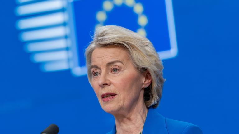 Ursula von der Leyen, Präsidentin der EU-Kommission, spricht bei der Pressekonferenz nach dem EU-Gipfel. 