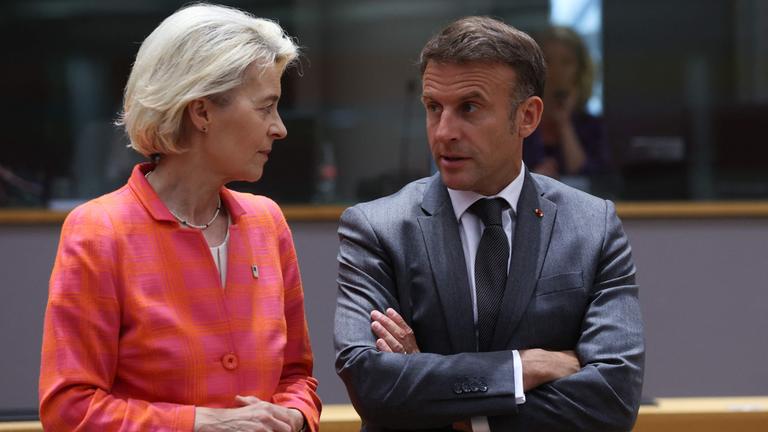 Brüssel: Ursula von der Leyen, Präsidentin der Europäischen Komission und Frankreichs Präsident Emmanuel Macron