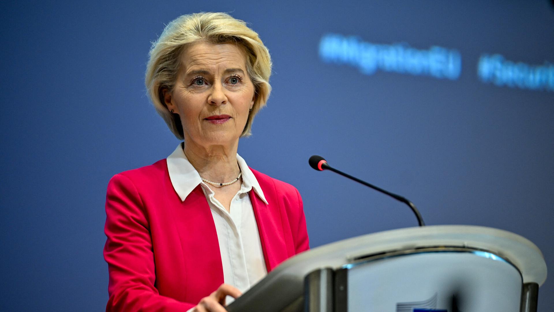 EU-Kommissionspräsidentin von der Leyen spricht auf einer Konferenz in Brüssel.
