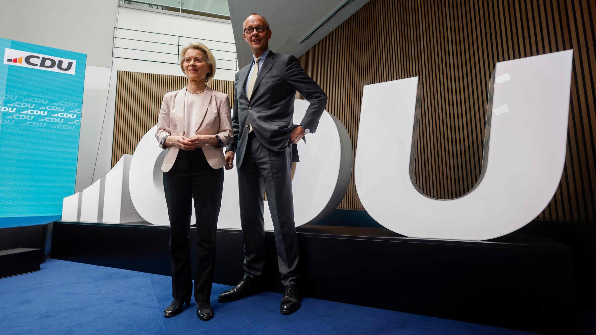 Ursula von der Leyen und Friedrich Merz posieren vor einem CDU-Logo, in Berlin am 10.06.2024.