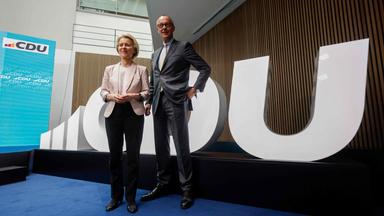 Ursula von der Leyen und Friedrich Merz posieren vor einem CDU-Logo, in Berlin am 10.06.2024.