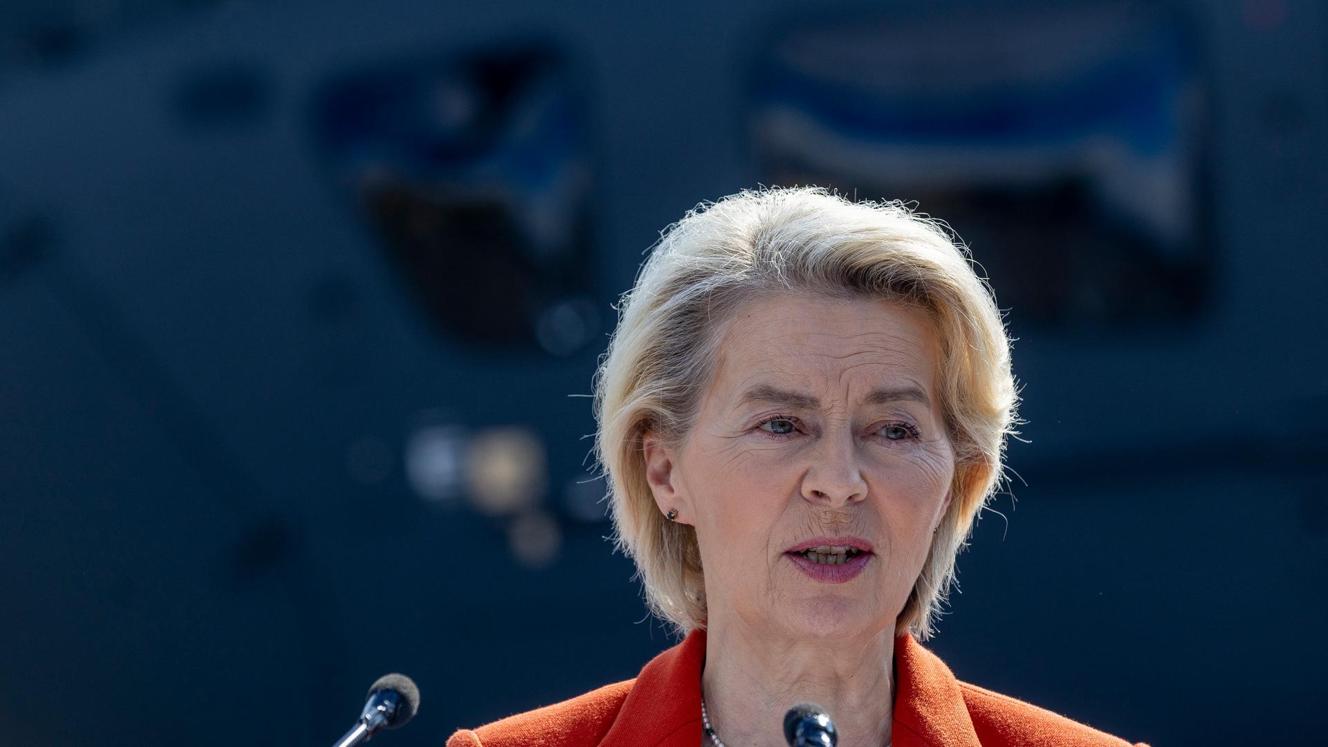 Die Präsidentin der Europäischen Kommission, Ursula von der Leyen, spricht während einer gemeinsamen Pressekonferenz mit dem litauischen Präsidenten Gitanas Nauseda in der Grenzschutzschule nahe der litauisch-weißrussischen Grenze, in der Nähe des Dorfes Medininkai, östlich der Hauptstadt Vilnius, Litauen, am Montag, 1. September 2025.