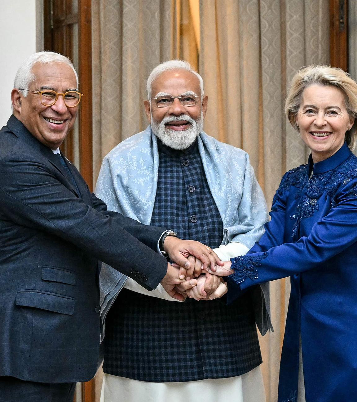 Indiens Premierminister Narendra Modi (M) posiert mit EU-Kommissionspräsidentin Ursula von der Leyen (r.) und EU-Ratspräsident Antonio Costa vor ihrem Treffen im Hyderabad House in Neu-Delhi am 27.01.2026