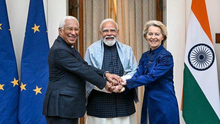 Indiens Premierminister Narendra Modi (M) posiert mit EU-Kommissionspräsidentin Ursula von der Leyen (r.) und EU-Ratspräsident Antonio Costa vor ihrem Treffen im Hyderabad House in Neu-Delhi am 27.01.2026