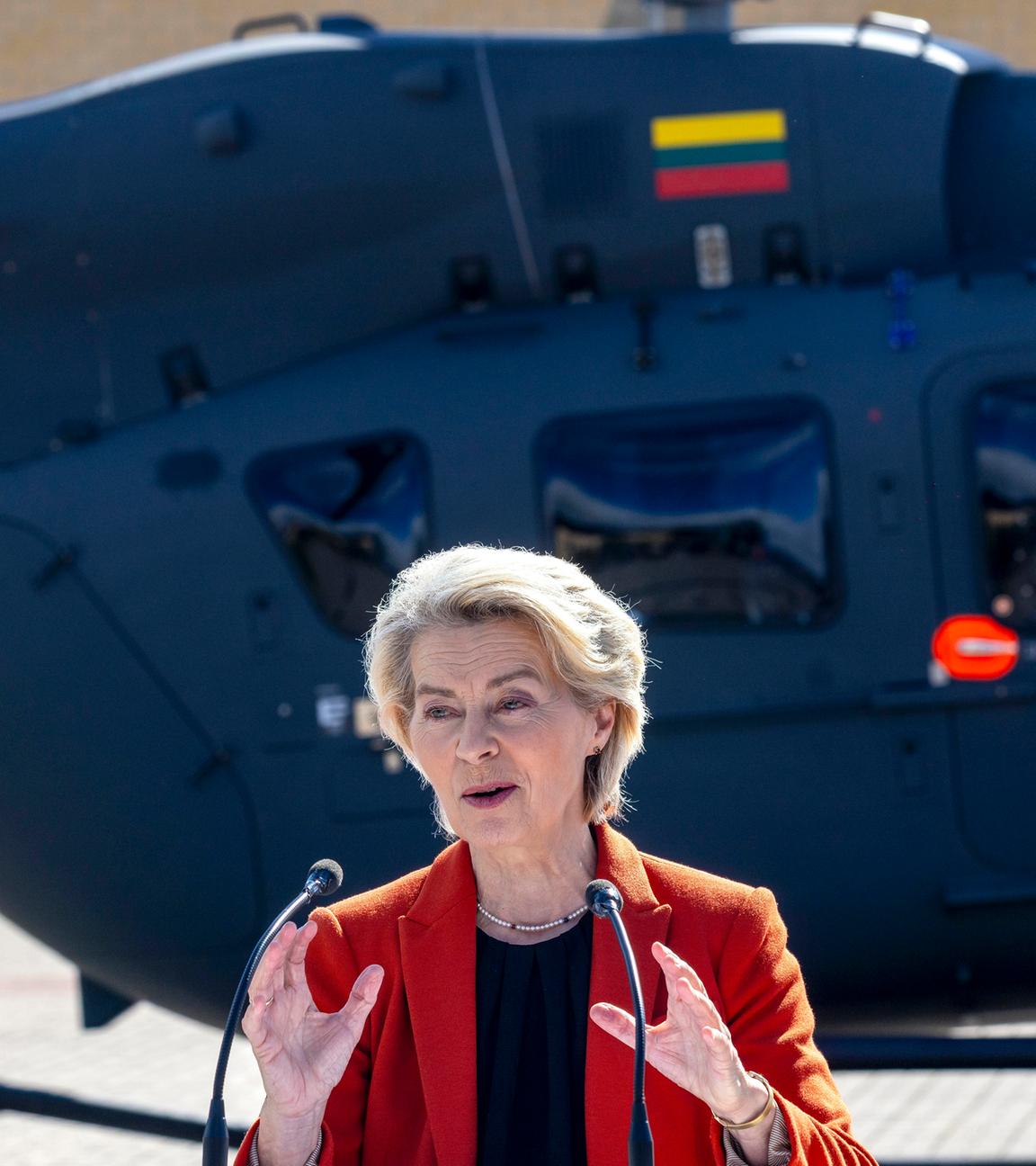 Litauen, Medininkai: Die Präsidentin der Europäischen Kommission Ursula von der Leyen spricht während einer gemeinsamen Pressekonferenz mit dem litauischen Präsidenten Nauseda in der Grenzschutzschule nahe der litauisch-belarussischen Grenze.