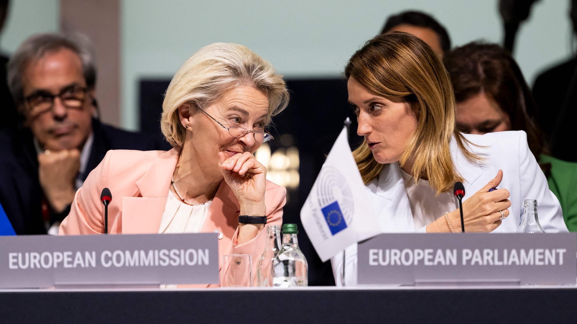 Ursula von der Leyen spricht mit Roberta Metsola, während sie an der Plenarsitzung des Gipfels zum Frieden in der Ukraine in der Nähe von Luzern teilnehmen, am 15.06.2024.