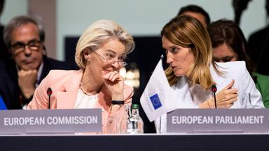 Ursula von der Leyen spricht mit Roberta Metsola, während sie an der Plenarsitzung des Gipfels zum Frieden in der Ukraine in der Nähe von Luzern teilnehmen, am 15.06.2024.