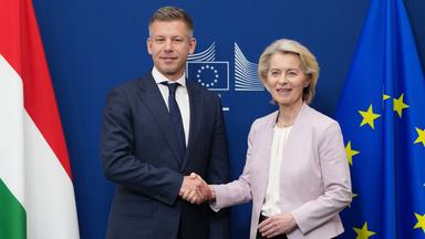 Die Präsidentin der Europäischen Kommission, Ursula von der Leyen, begrüßt den ungarischen Ministerpräsidenten Peter Magyar vor einem Treffen am EU-Hauptsitz in Brüssel am 29.05.2026.