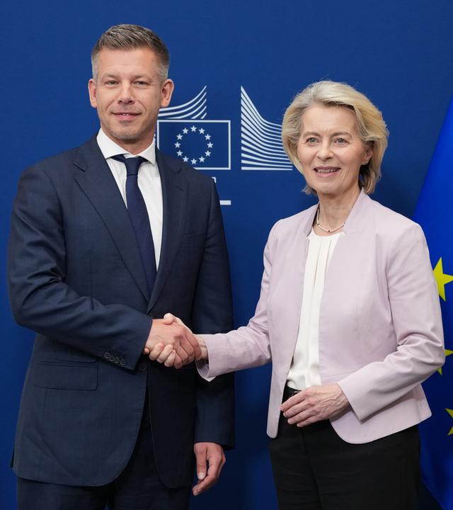 Die Präsidentin der Europäischen Kommission, Ursula von der Leyen, begrüßt den ungarischen Ministerpräsidenten Peter Magyar vor einem Treffen am EU-Hauptsitz in Brüssel am 29.05.2026.