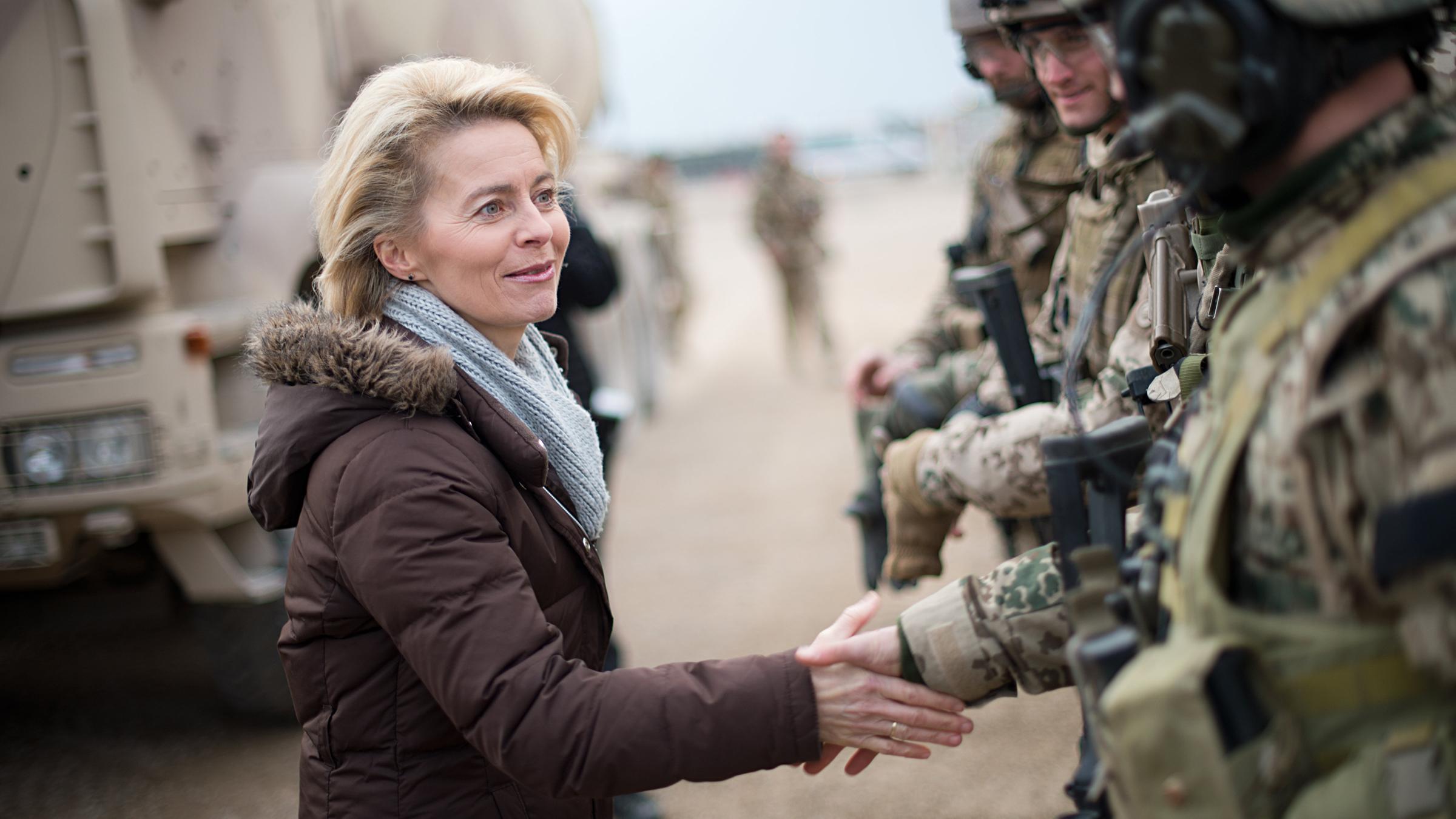 Bundesverteidigungsministerin, Ursula von der Leyen besucht Bundeswehrsoldaten in Afghanistan (2013)