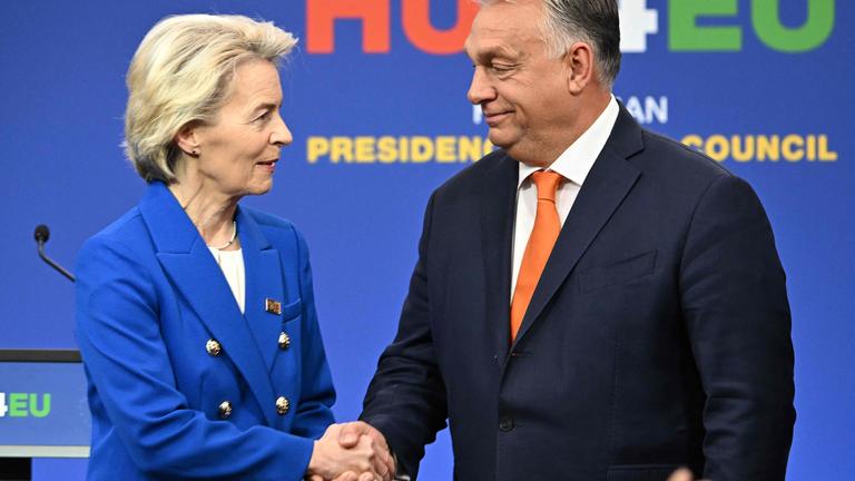 Archiv: EU-Kommissionspräsidentin Ursula von der Leyen (links) schüttelt Ungarns Ministerpräsident Viktor Orban nach einer gemeinsamen Pressekonferenz zum Abschluss eines informellen Treffens der Staats- und Regierungschefs der Europäischen Union am 8. November 2024 in Budapest die Hand. 