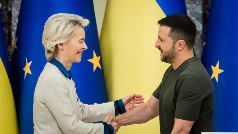 kraine, Kiew: Ursula von der Leyen (CDU), Präsidentin der Europäischen Kommission, und Wolodymyr Selenskyj, Präsident der Ukraine, schütteln sich am Ende einer gemeinsamen Pressekonferenz die Hand.