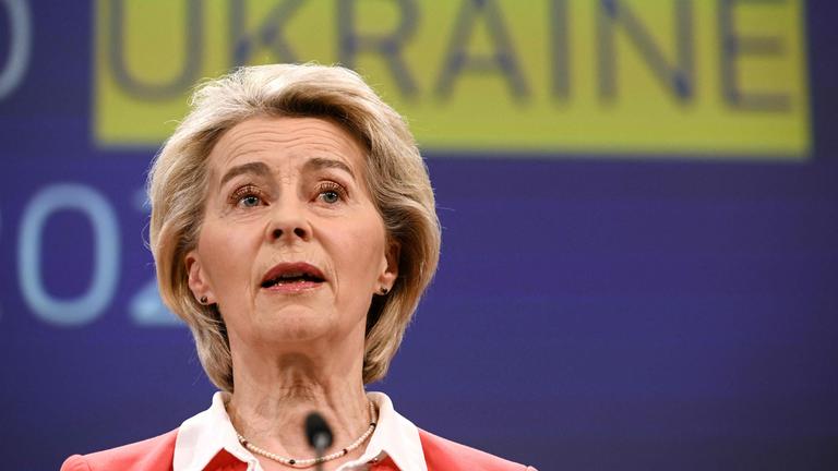 Ursula von der Leyen steht am Rednerpult