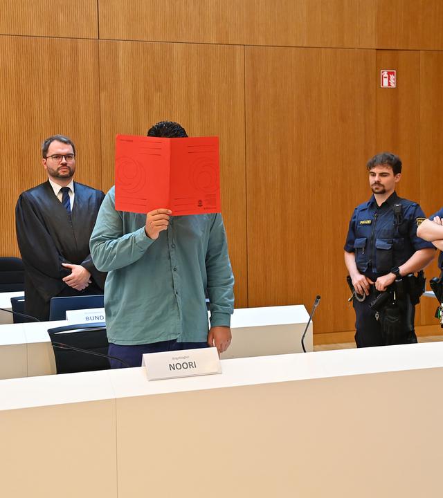 Der afghanische Asylbewerber Farhad Noori wurde heute vor dem Oberlandesgericht München wegen dem Anschlag auf eine Verdi-Demonstration vergangenen Jahres zu lebenslanger Haft verurteilt.