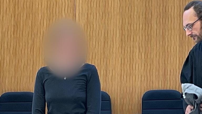 19.02.2025, Bayern, München: Die Angeklagte Hanna S. steht beim Prozessauftakt im Gerichtssaal.