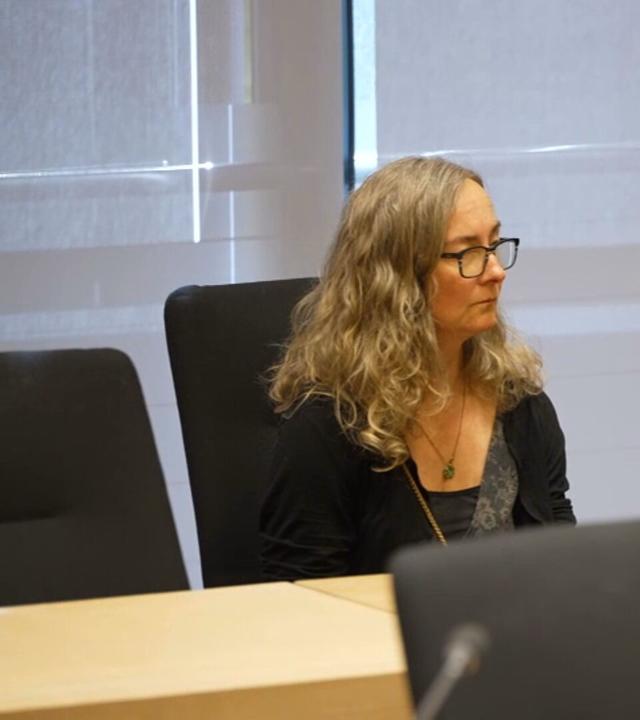Claudia (das Opfer) sitzt neben ihrer Anwältin im Gerichtsaal.
