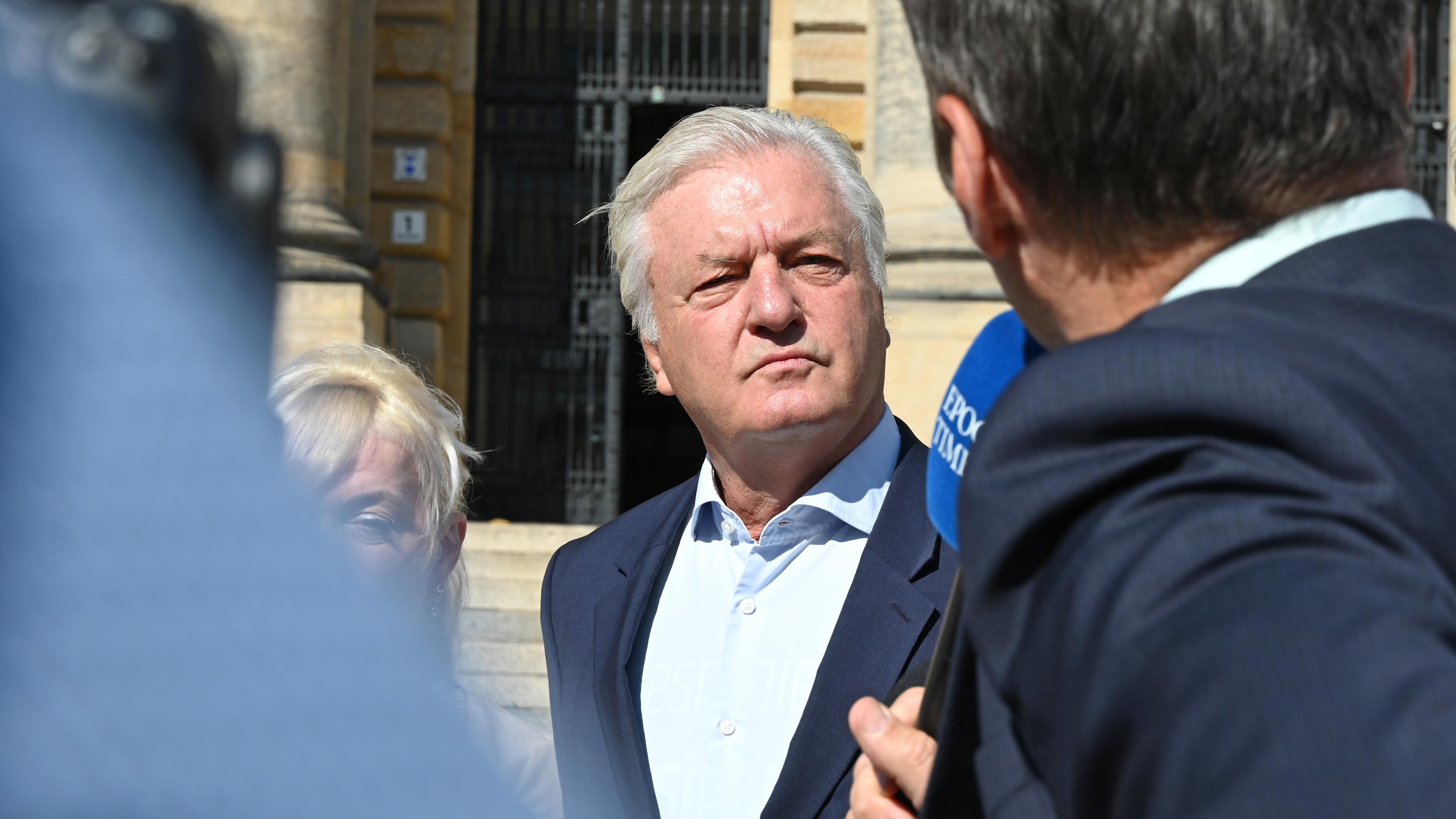 Jürgen Elsässer, Compact-Chefredakteur, wird von Journalisten vor dem Bundesverwaltungsgericht in Leipzig interviewt. Das Bundesverwaltungsgericht hat das Verbot des rechtsextremen Magazins «Compact» aufgehoben, das die damalige Bundesinnenministerin Faeser (SPD) im Sommer 2024 erlassen hatte.