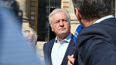 Jürgen Elsässer, Compact-Chefredakteur, wird von Journalisten vor dem Bundesverwaltungsgericht in Leipzig interviewt. Das Bundesverwaltungsgericht hat das Verbot des rechtsextremen Magazins «Compact» aufgehoben, das die damalige Bundesinnenministerin Faeser (SPD) im Sommer 2024 erlassen hatte.