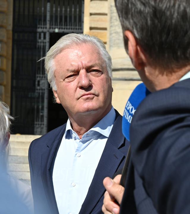 Jürgen Elsässer, Compact-Chefredakteur, wird von Journalisten vor dem Bundesverwaltungsgericht in Leipzig interviewt. Das Bundesverwaltungsgericht hat das Verbot des rechtsextremen Magazins «Compact» aufgehoben, das die damalige Bundesinnenministerin Faeser (SPD) im Sommer 2024 erlassen hatte.