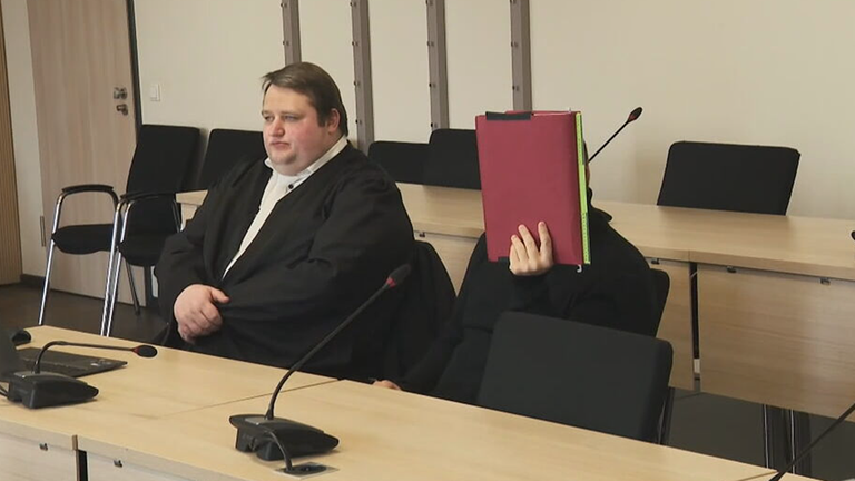 Urteil: Mann sticht auf Partnerin ein