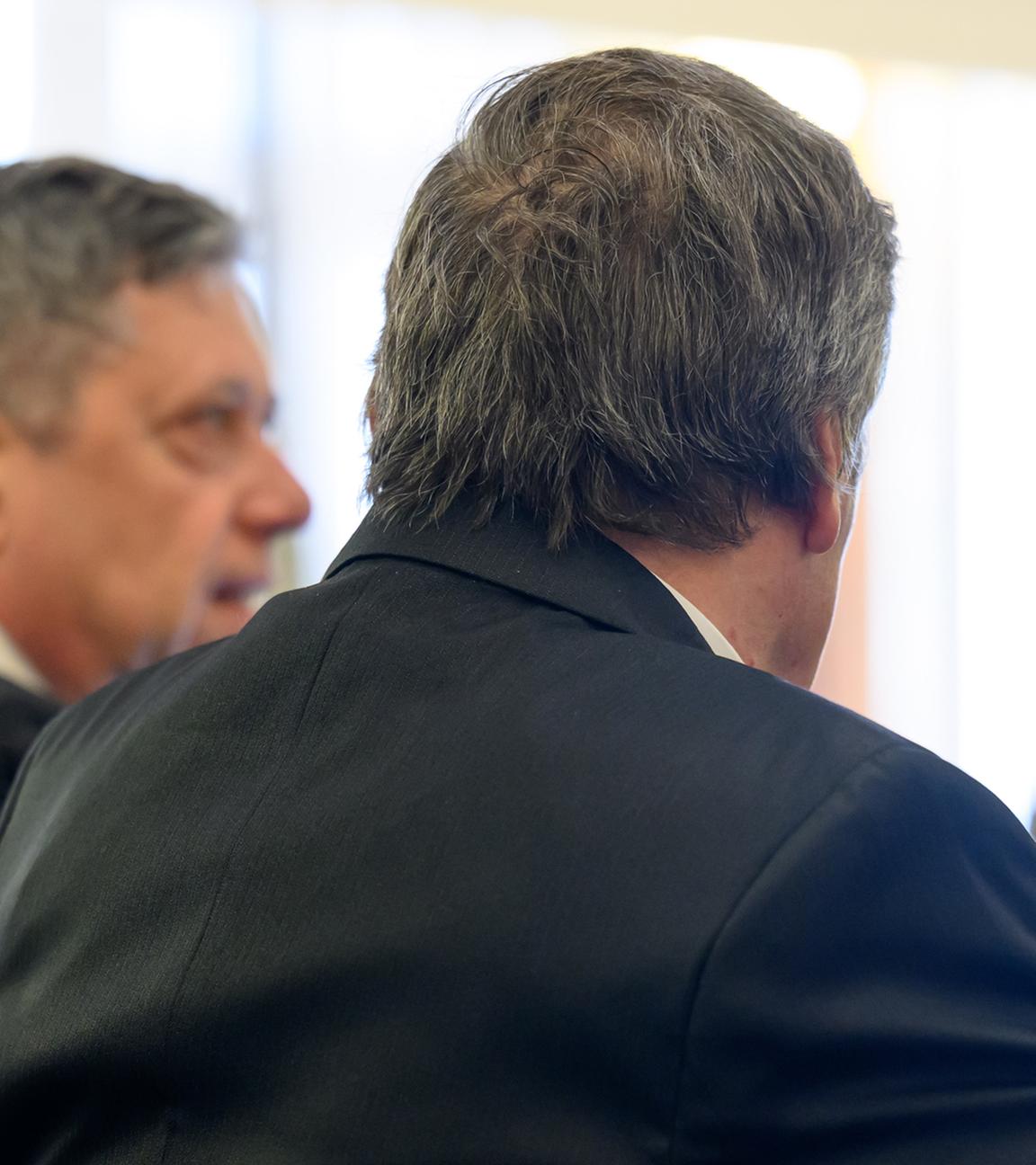 Vor Beginn des Prozesses gegen einen Busfahrer sitzt der Angeklagte im Verhandlungssaal am 13.03.2026 in Leipzig.