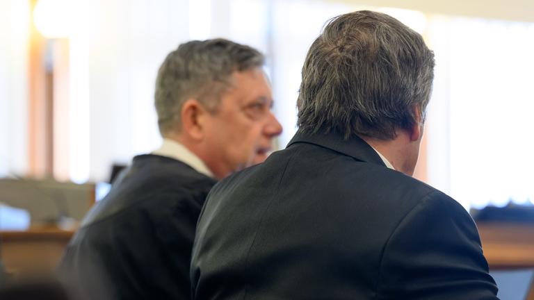 Vor Beginn des Prozesses gegen einen Busfahrer sitzt der Angeklagte im Verhandlungssaal am 13.03.2026 in Leipzig.