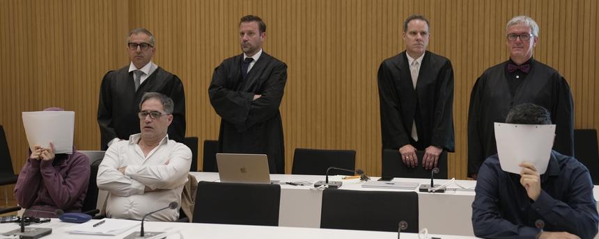 Die Angeklagten (vorne links und rechts) im Prozess gegen ein irakisches Ehepaar wegen der Versklavung zweier jesidischer Mädchen sitzen im Gerichtssaal am 13.07.2026.
