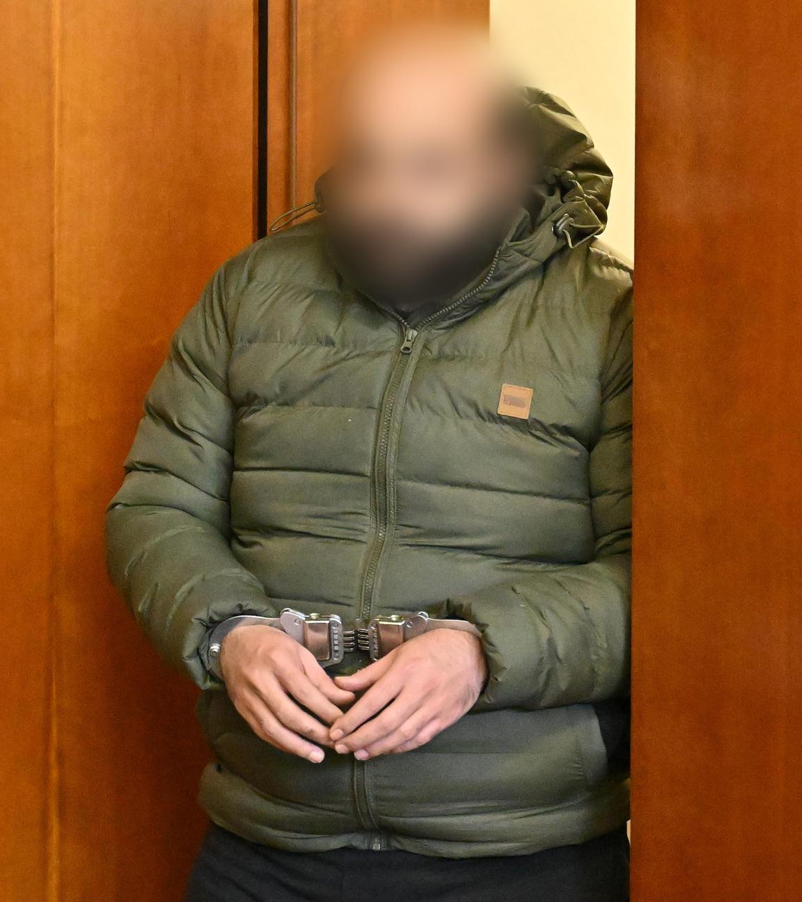 Der Angeklagte, welcher eine 16-Jährige vor einen Güterzug in Niedersachsen stieß, kommt in den Sitzungssaal des Landgerichts am 29.04.2026.