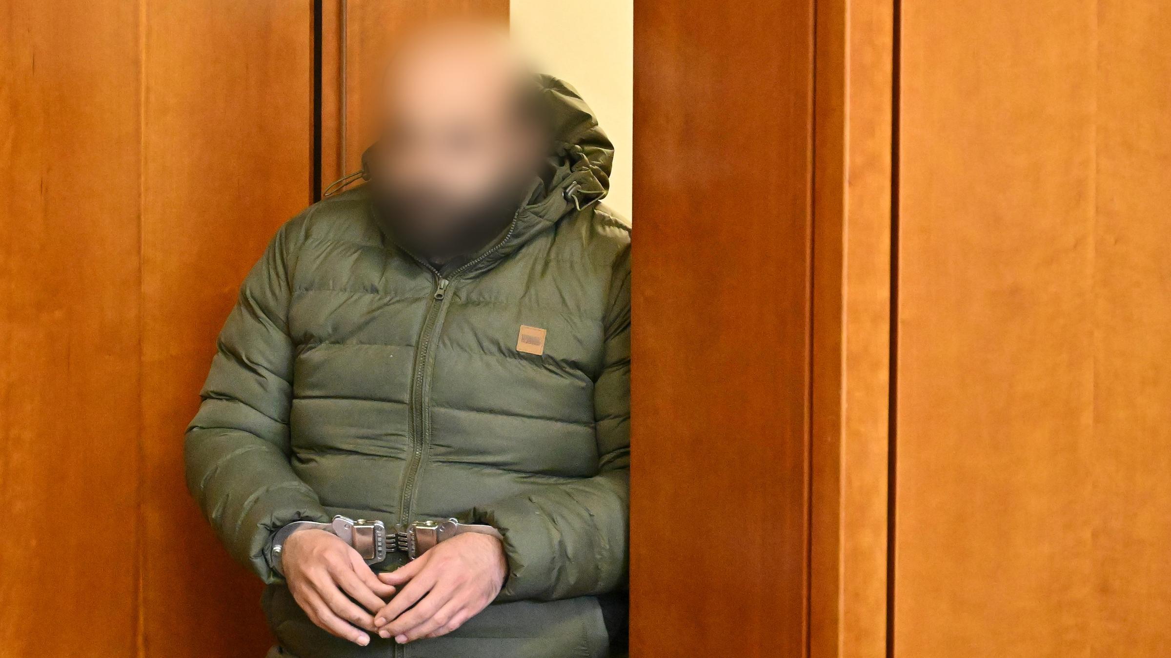 Der Angeklagte, welcher eine 16-Jährige vor einen Güterzug in Niedersachsen stieß, kommt in den Sitzungssaal des Landgerichts am 29.04.2026.