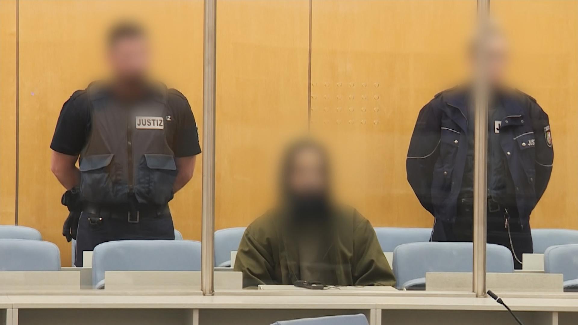 Der Verurteilte sitzt im Gerichtssaal