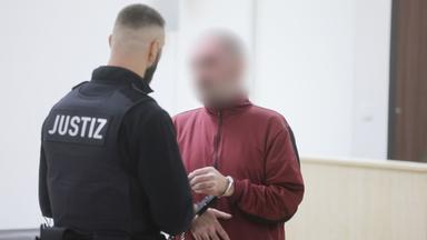 Ein Mann hatte im März dieses Jahres seine Ehefrau mit Benzin begossen und angezündet. Nun wurde er zu einer lebenslangen Haftstrafe verurteilt.