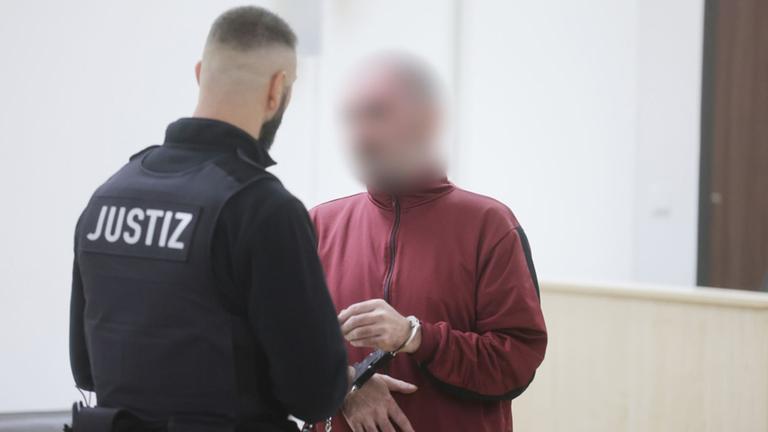 Ein Mann hatte im März dieses Jahres seine Ehefrau mit Benzin begossen und angezündet. Nun wurde er zu einer lebenslangen Haftstrafe verurteilt.