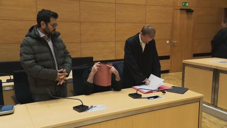 Kurz vor einem Familienurlaub tötet ein Mann seine Ehefrau mit 20 Messerstichen vor den Augen der gemeinsamen Kinder. Nun gibt es ein Urteil.