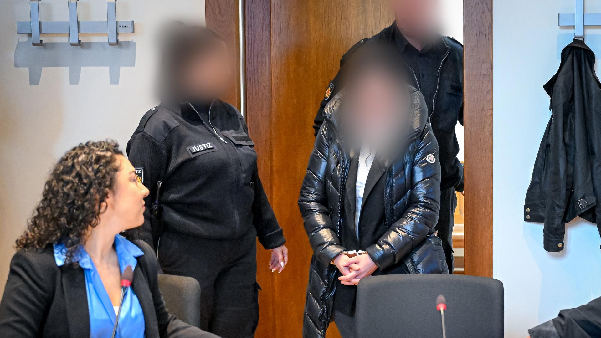 Mutmaßliche Millionen-Diebin im Gerichtssaal