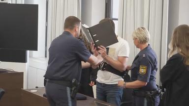 Auf dem Bild zu sehen ist: der Täter, der ein Buch vor sich hält.