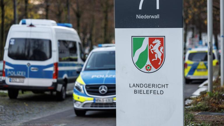 Während des Prozesses um den ermordeten Profiboxer Besar Nimani im Februar, schossen seine Geschwister vor dem Landgericht Bielefeld auf Familienangehörige des Angeklagten. Nun wurden sie verurteilt.