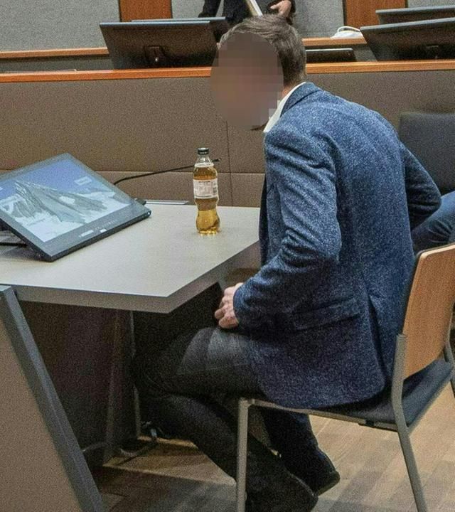 Der Angeklagte sitzt im Saal im Prozess wegen grob fahrlässiger Tötung, nachdem seine Freundin im Jänner 2025 am Großglockner erfroren war. 