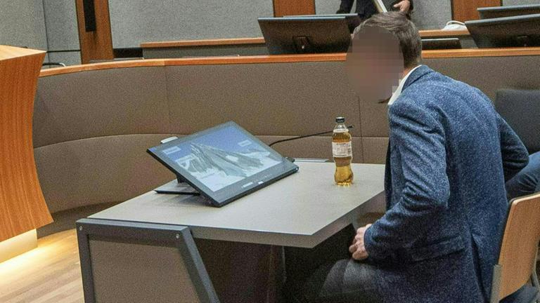 Der Angeklagte sitzt im Saal im Prozess wegen grob fahrlässiger Tötung, nachdem seine Freundin im Jänner 2025 am Großglockner erfroren war. 