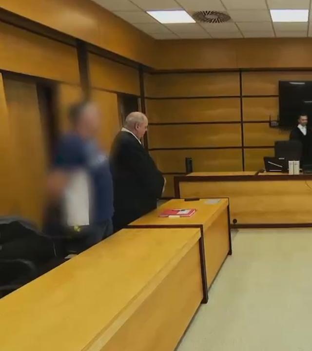 Auf dem Bild zu sehen ist: Ein Gerichtsaal mit mehreren Menschen