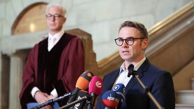 Florian Vogelsang, stellvertretender Gerichtssprecher, und Stefan Biehl, Oberstaatsanwalt beim Bundesgerichtshof und Sitzungsvertreter des Generalbundesanwalts, geben ein Statement.